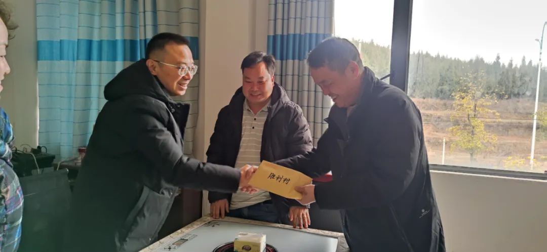 能礦錳業(yè)開展春節(jié)慰問(wèn)貧困村活動(dòng)