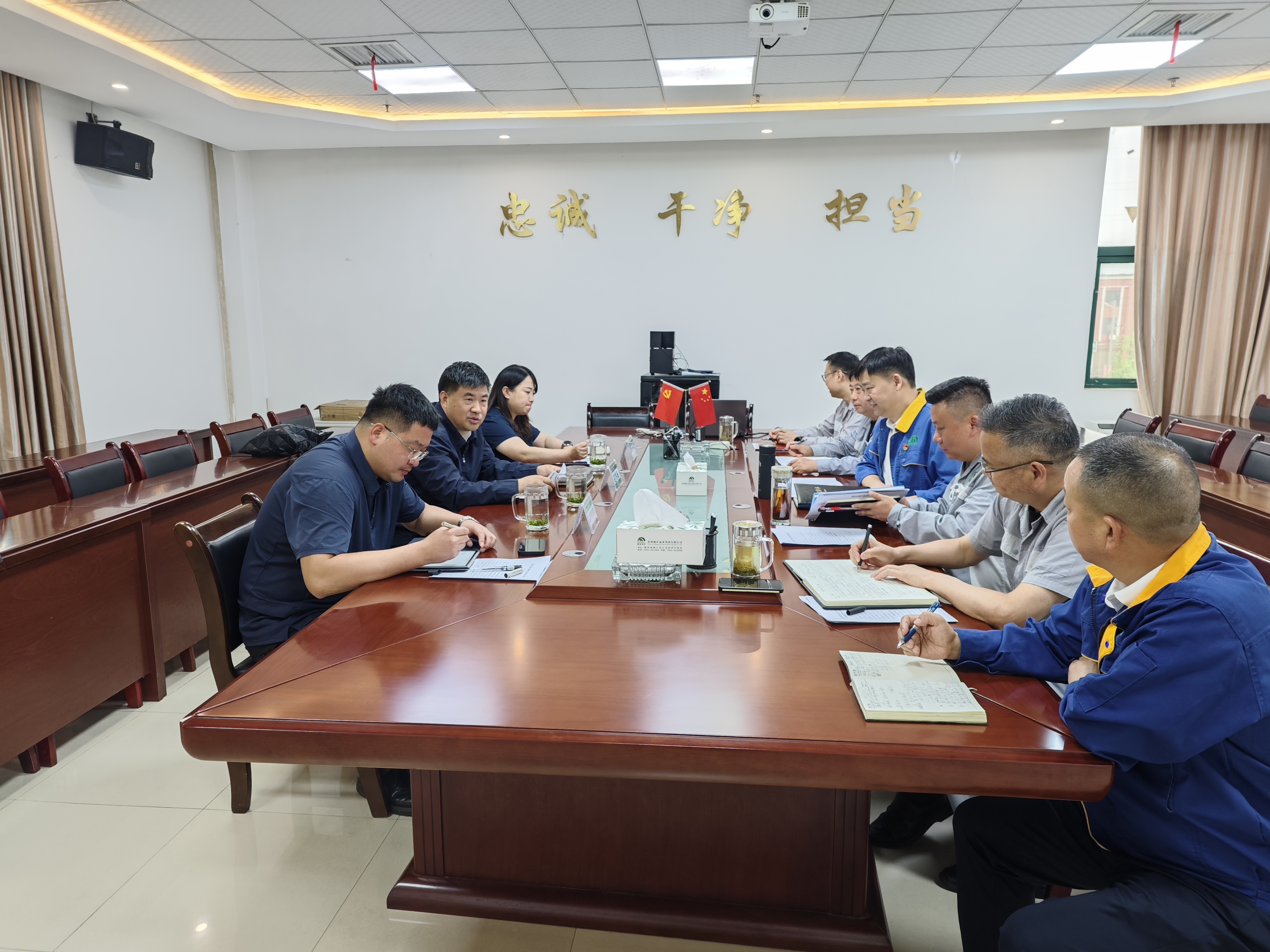 集團黨委書記、董事長、總經(jīng)理趙震海一行赴能礦錳業(yè)調研生產經(jīng)營、安全環(huán)保等工作