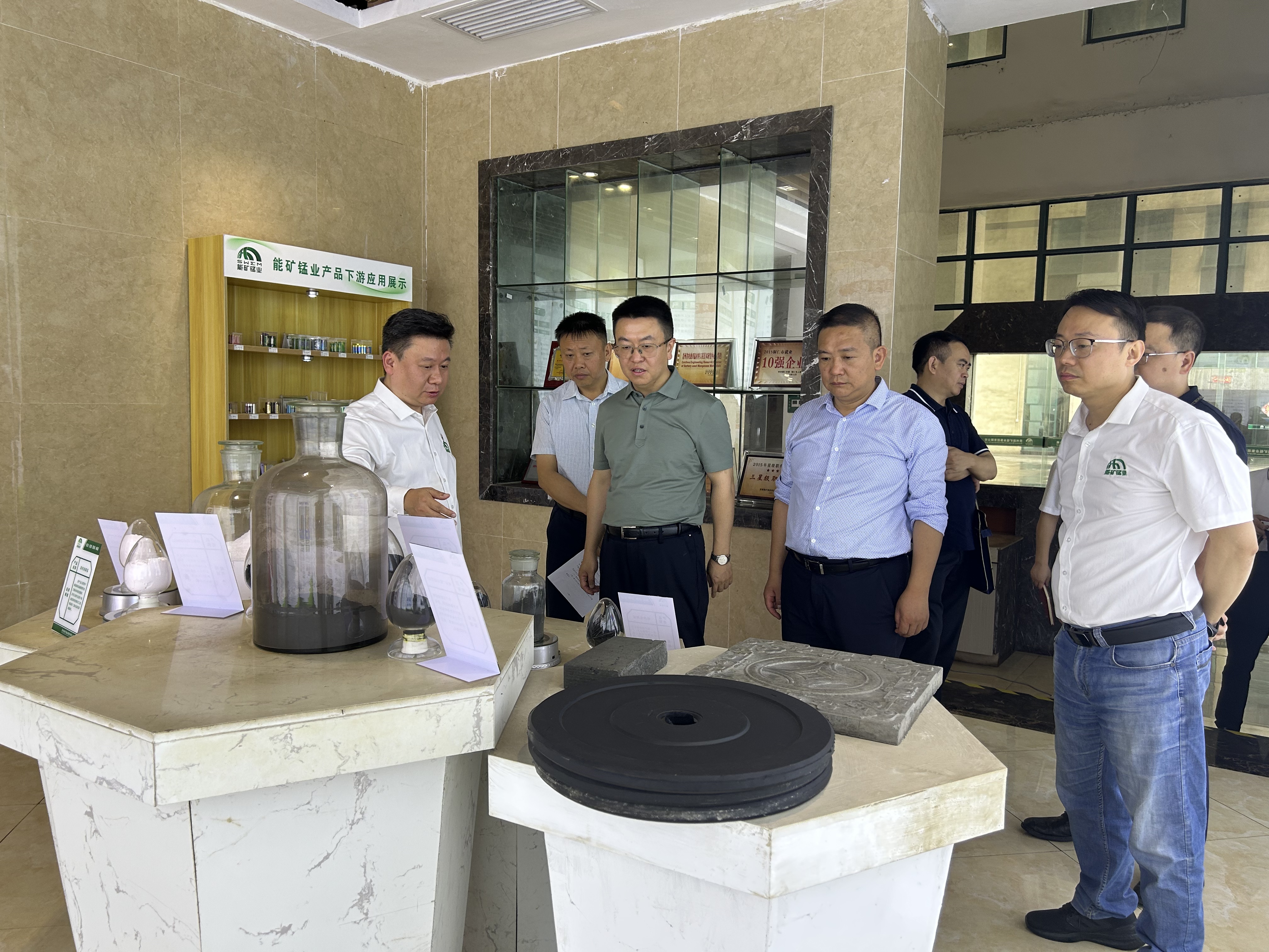 銅仁市委副書記、市委政法委書記史麒麟帶隊到能礦錳業調研