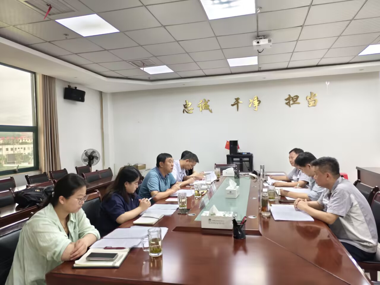 集團黨委委員、總會計師雷治昌一行到能礦錳業調研債權債務、資產盤活等工作